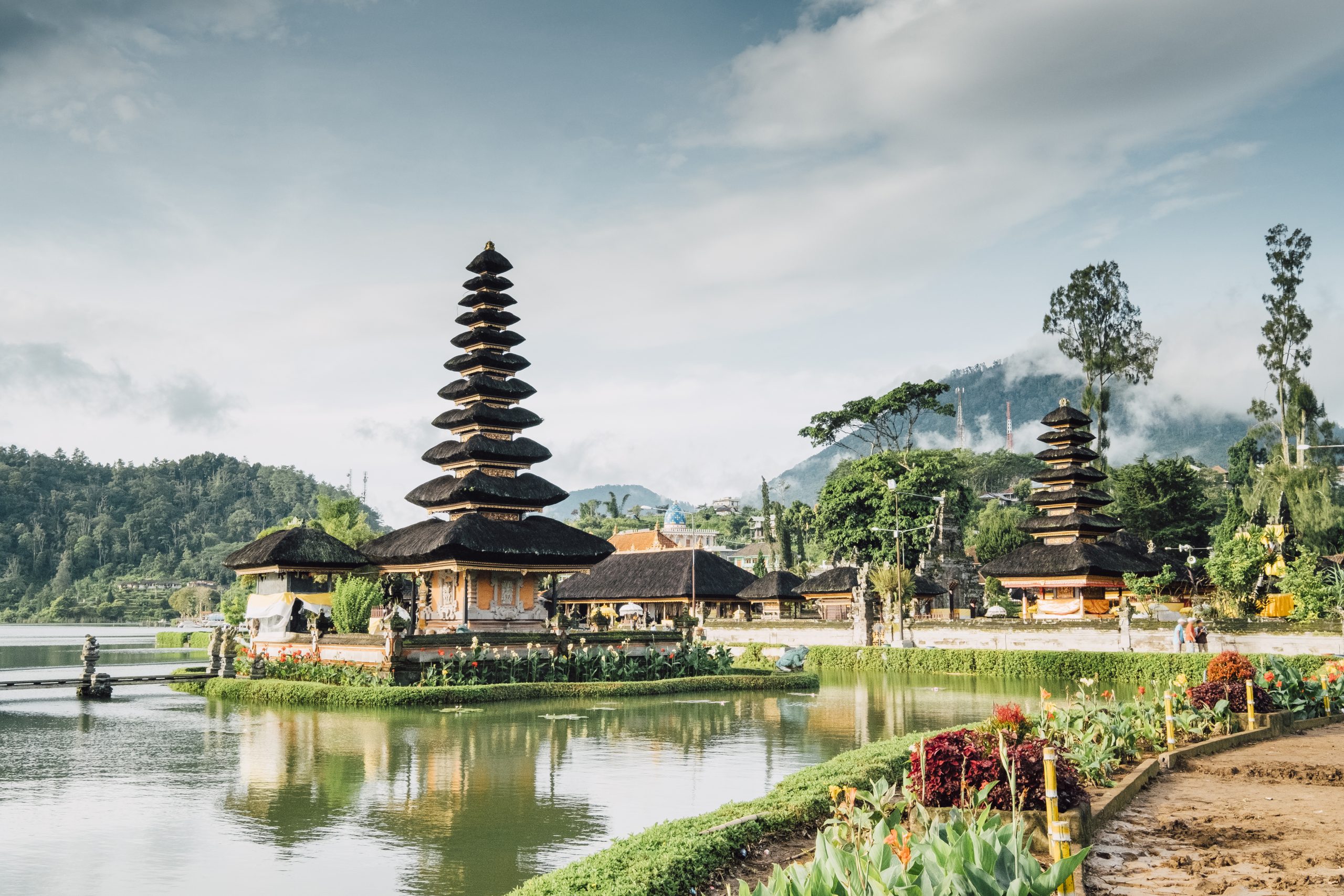 Liburan Seru ke Danau Beratan Bedugul Bali: Jelajahi Keindahan Alam dengan Honda Scoopy dari ASA Tours